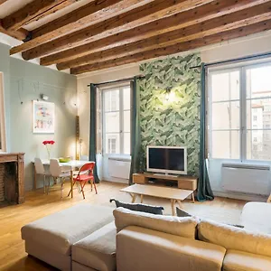 Honore - Amboise Apartment